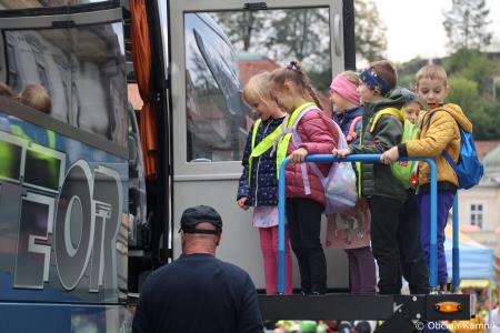 Otroci kamniških šol in vrtcev rajali na Glavnem trgu in se učili o trajnostni mobilnosti (112)